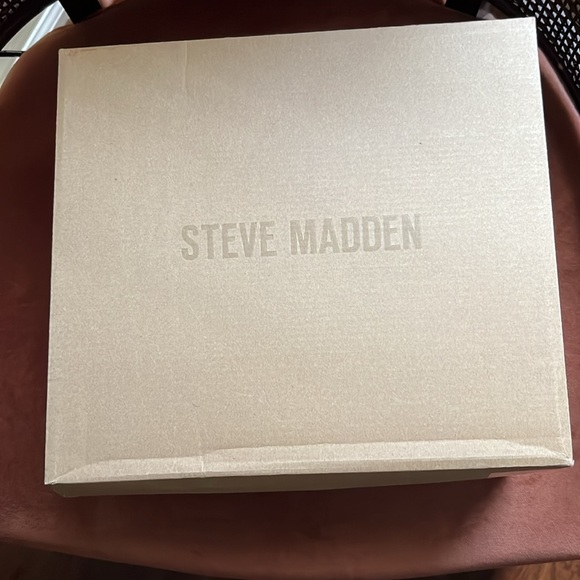 Received them & was too big I wear a 9.5 they had to much room in the back - Picture 5 of 6